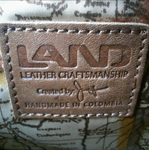 LAND LEATHER CRAFTSMANSHIP Croc Leather Crossbody Map Lock Key Flap Bag Charm - Picture 15 of 16